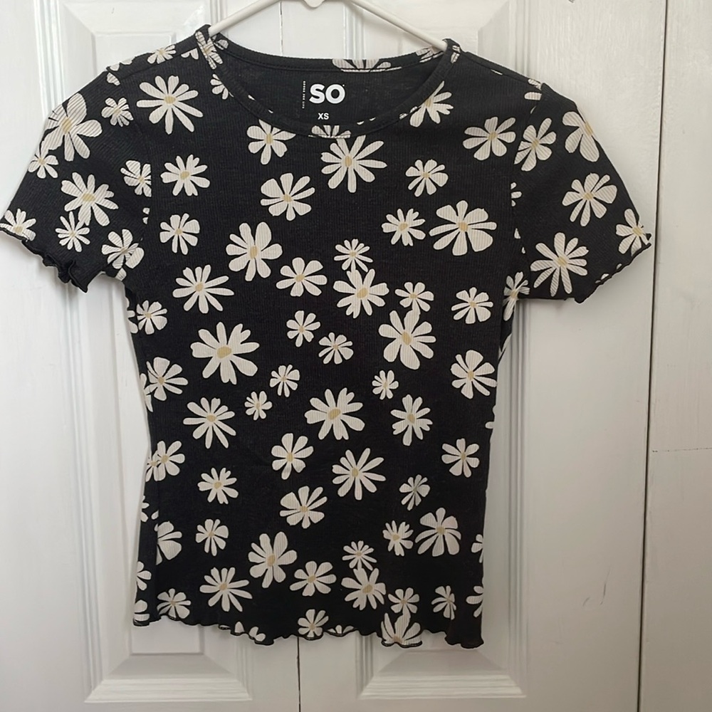 XS dark grey/black SO baby tee with daisies and ruffled sleeves